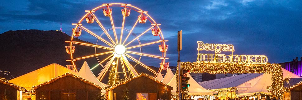 Riesenrad auf dem Weihnachtsmarkt (Julemarked) am Festplassen in Bergen, Norwegen