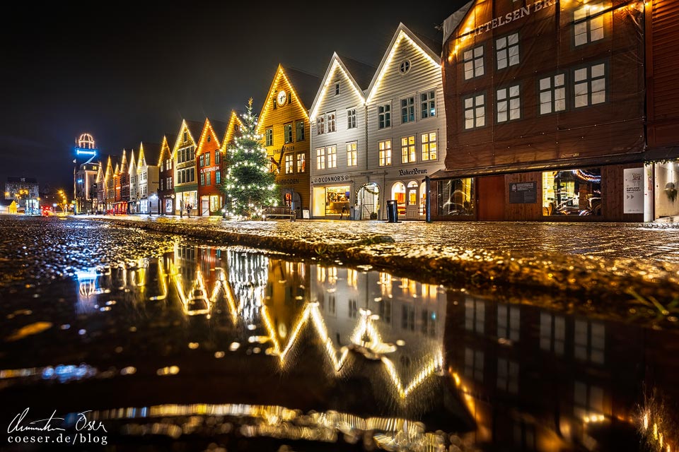 Spiegelung der historischen Holzhäuser im Hanseviertel Bryggen in Bergen, Norwegen