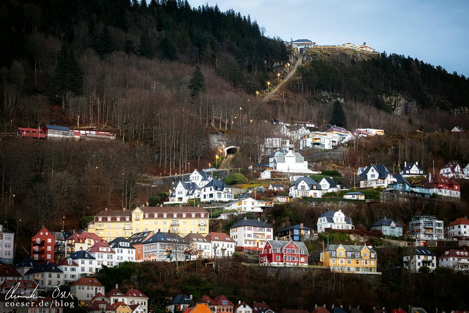Blick vom Hafen in Bergen auf den Hausberg Fløyen in Norwegen