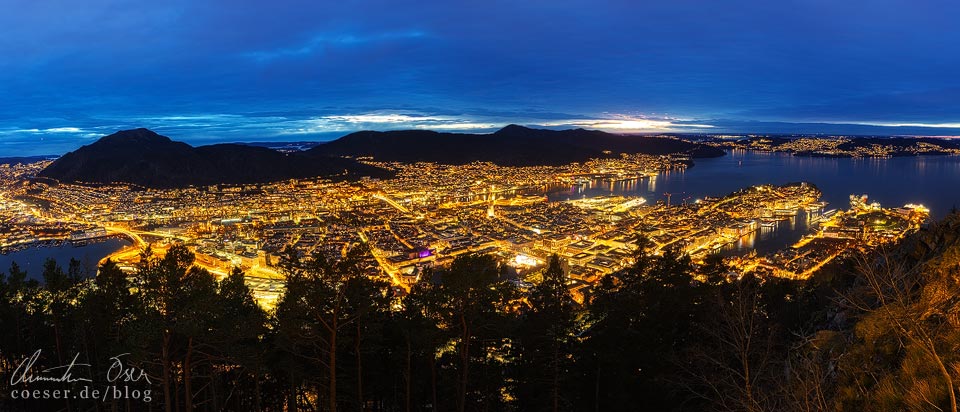 Panorama von Bergen in der blauen Stunde von der Aussichtsplattform auf dem Fløyen in Bergen, Norwegen