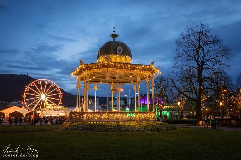Der Musikpavillon vor dem Weihnachtsmarkt in Bergen, Norwegen