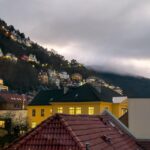 Aussicht auf das Stadtgebiet und den Berg Ulriken vom Skostredet Hotel & Spa Bergen in Norwegen