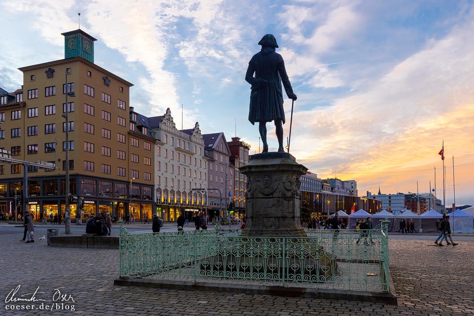 Sonnenuntergang hinter der Statue von Ludvig Holberg auf dem Platz Vågsallmenningen in Bergen, Norwegen