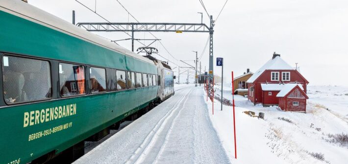 Ein Zug der Bergensbanen im verschneiten Bahnhof Finse, Norwegen