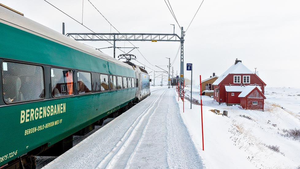 Ein Zug der Bergensbanen im verschneiten Bahnhof Finse, Norwegen