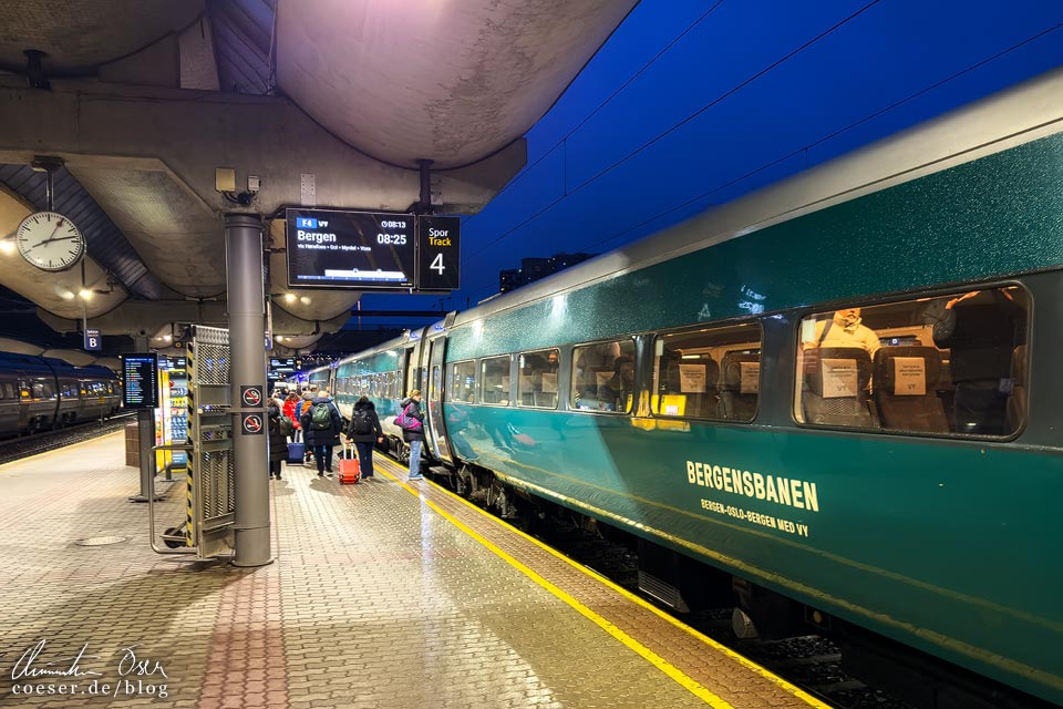 Zug der Bergensbanen am Bahnsteig im Hauptbahnhof Oslo, Norwegen