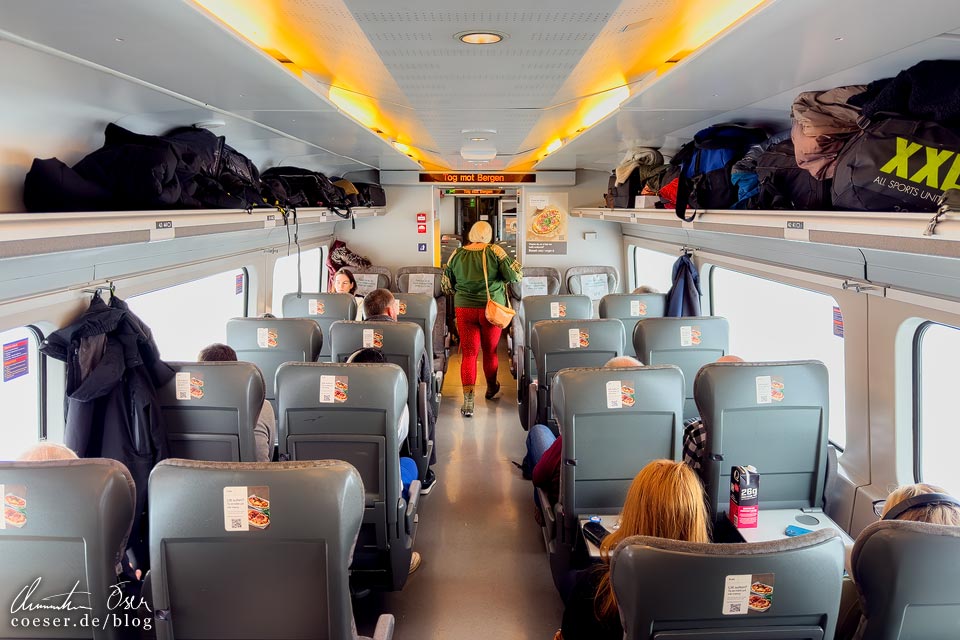 Innenansicht des Großraumwagens der Bergensbanen in Norwegen