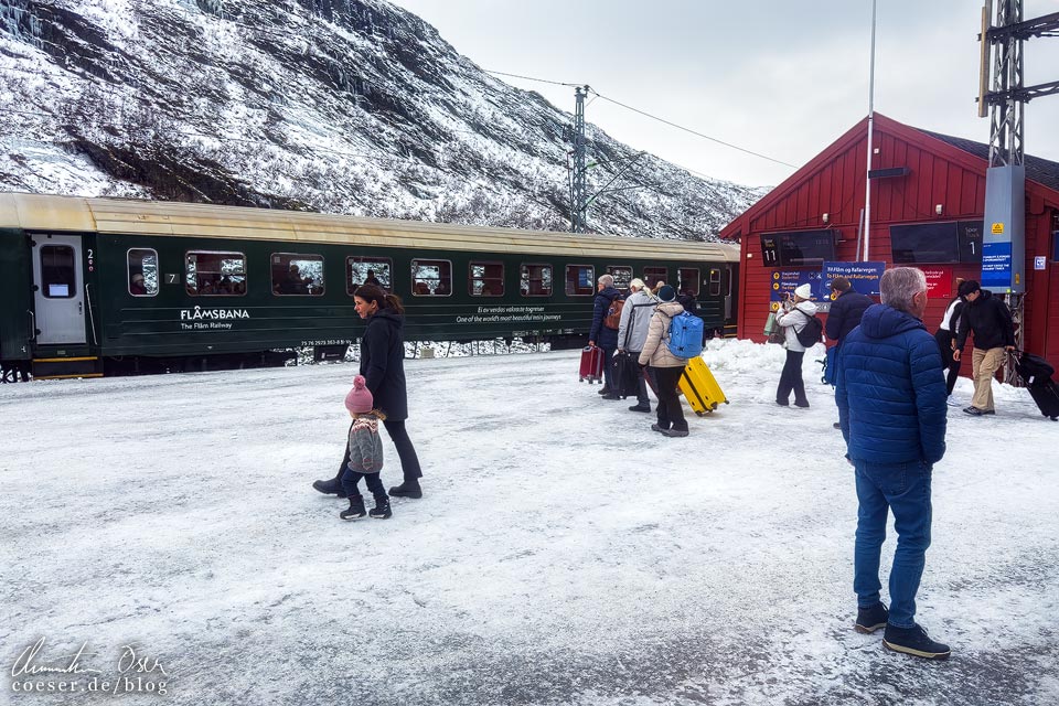Blick aus der Bergensbanen auf die Flåmsbana im Bahnhof Myrdal in Norwegen