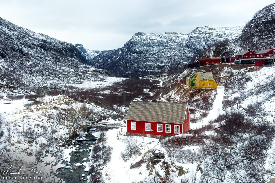 Blick aus der Bergensbanen auf eine Winterlandschaft beim Bahnhof Myrdal in Norwegen