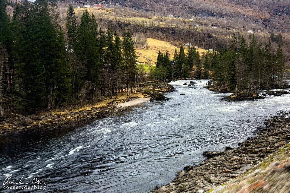 Blick aus der Bergensbanen auf einen Fluss und eine Landschaft in Norwegen