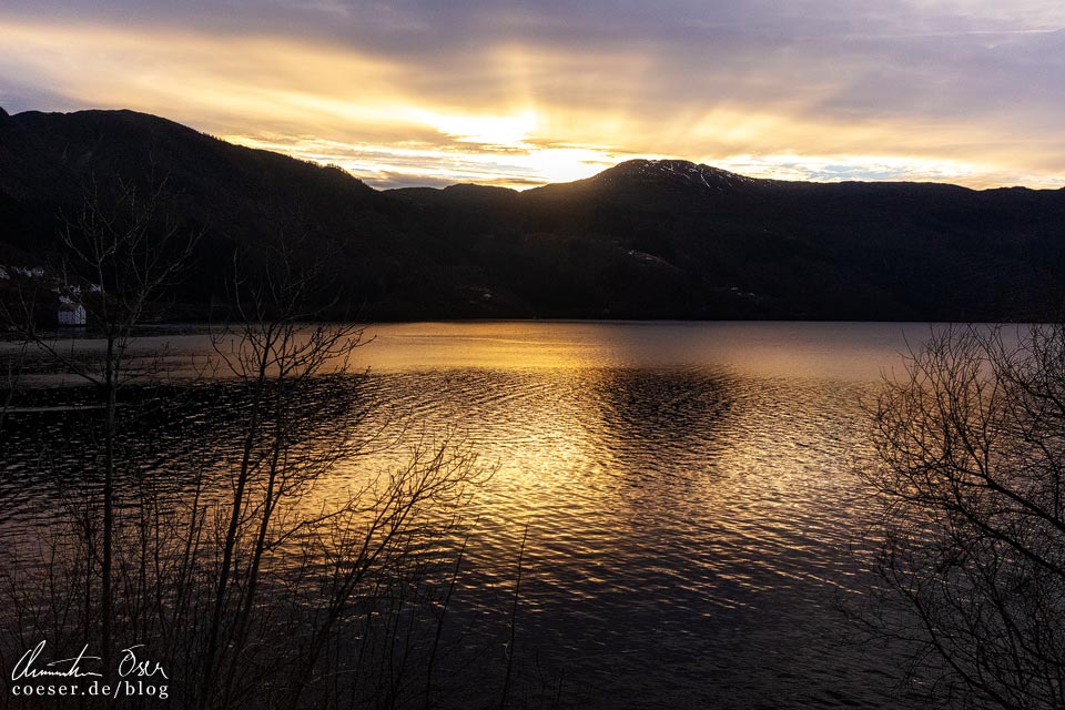 Blick aus der Bergensbanen auf einen Fjord und einen Sonnenuntergang in Norwegen
