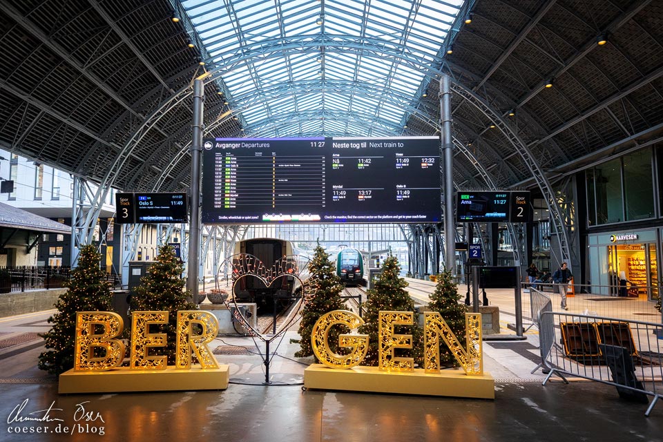 Ein Zug der Bergensbanen steht im Hauptbahnhof Bergen, Norwegen
