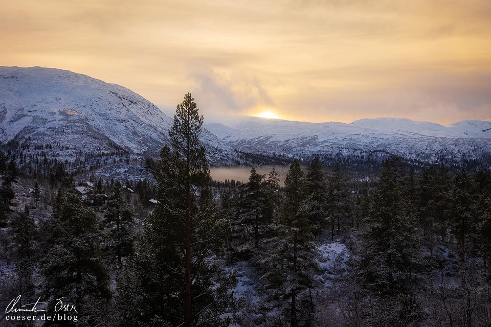 Blick aus der Bergensbanen auf eine Winterlandschaft mit Sonnenuntergang in Norwegen