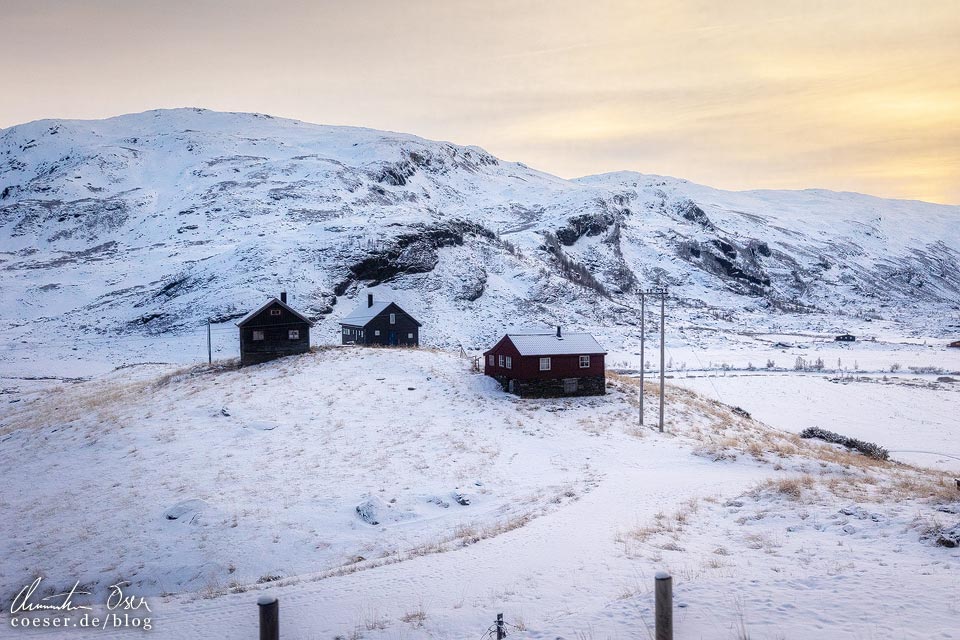 Blick aus der Bergensbanen auf eine Winterlandschaft mit Sonnenuntergang in Norwegen