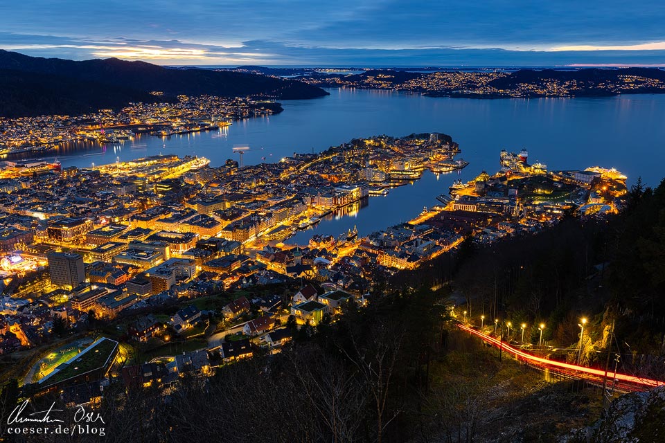 Ausblick auf Bergen in der blauen Stunde vom Aussichtspunkt Fløyen