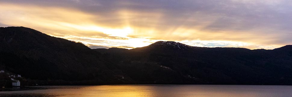 Sonnenuntergang während der Fahrt mit der Bergensbanen in Norwegen