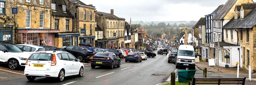 Autoverkehr auf der High Street in Burford, Cotswolds