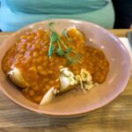 Jacked Potatoe (Ofenkartoffel mit Bohnen) im Ace of Spuds Café in Bourton-on-the-Water, Cotswolds