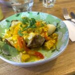 Jacked Potatoe (Ofenkartoffel mit Curry und Huhn) im Ace of Spuds Café in Bourton-on-the-Water, Cotswolds