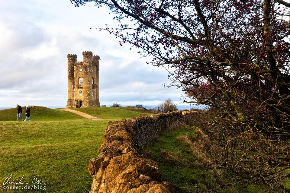 Broadway Tower und Trockensteinmauer in den Cotswolds