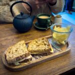 Sauerteigbrot mit Schinken und Käse, dazu Chips im Davenford Stow Café in Burford, Cotswolds