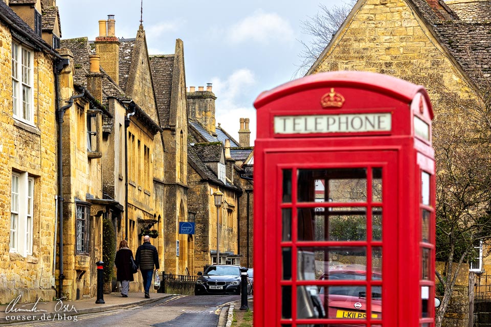 Rote Telefonzelle auf dem Hauptplatz von Chipping Campden, Cotswolds