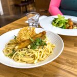 Linguine mit Garnelen und Mash & Bangers im The Noel Arms Hotel in Chipping Campden