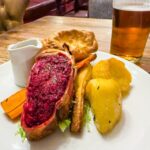 Beetroot, squash & vegan Feta Wellington im Blue Boar Pub in Chipping Norton, Cotswolds