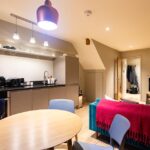 Wohnküche im Apartment in einer ehemaligen Kirche in Chipping Norton, Cotswolds