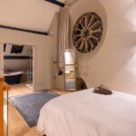 Schlafzimmer im Apartment in einer ehemaligen Kirche in Chipping Norton, Cotswolds