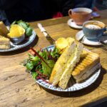 Triple Ember Cheese Toastie im Rustic Bean Café in Chipping Norton, Cotswolds