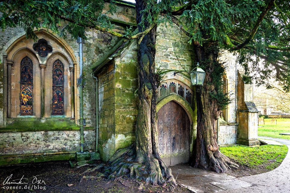 "Doors of Durin" an der St. Edward's Church in Stow-on-the-Wold, Cotswolds