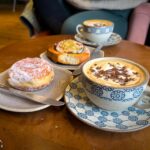 Vanillekrapfen, Rosé-Pistazien-Schnecke und Cappuccino im Coach House Coffee in Stow-on-the-Wold, Cotswolds