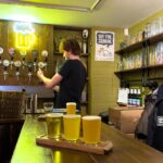 Craft Beer Tasting Set im Lokal Off The Square in Stow-on-the-Wold, Cotswolds