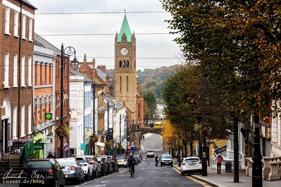 Die Shipquay Street in Derry/Londonderry, Nordirland