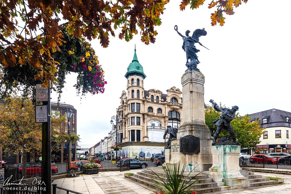 The Diamond, War Memorial und Austins Department Store in Derry/Londonderry, Nordirland