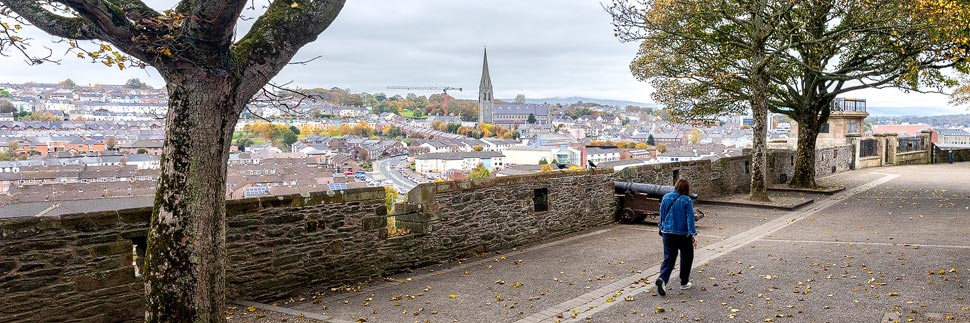 Stadtmauer in Derry/Londonderry (Nordirland) mit Blick auf das Viertel Bogside