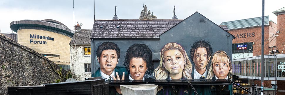 Das Derry Girls Mural in Derry/Londonderry, Nordirland