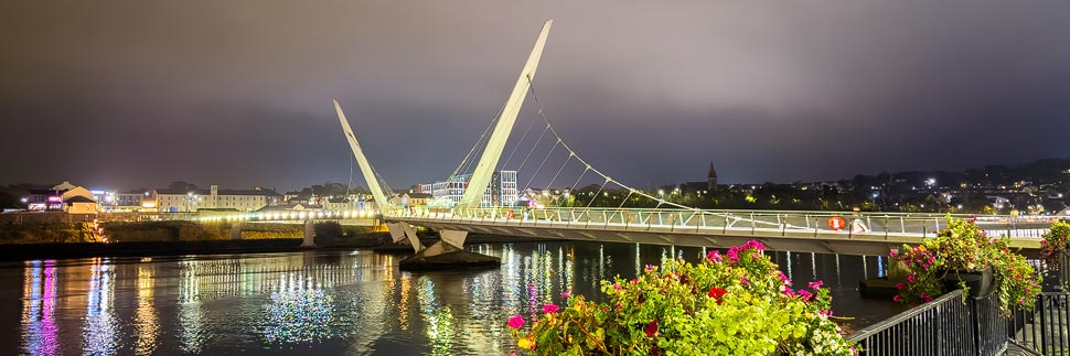 Abendlich beleuchtete Peace Bridge in Derry/Londonderry, Nordirland