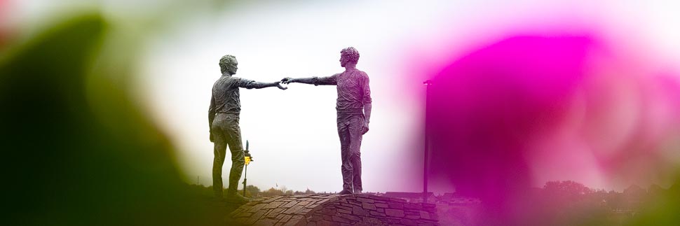 Hands across the divide Statue in Derry/Londonderry, Nordirland
