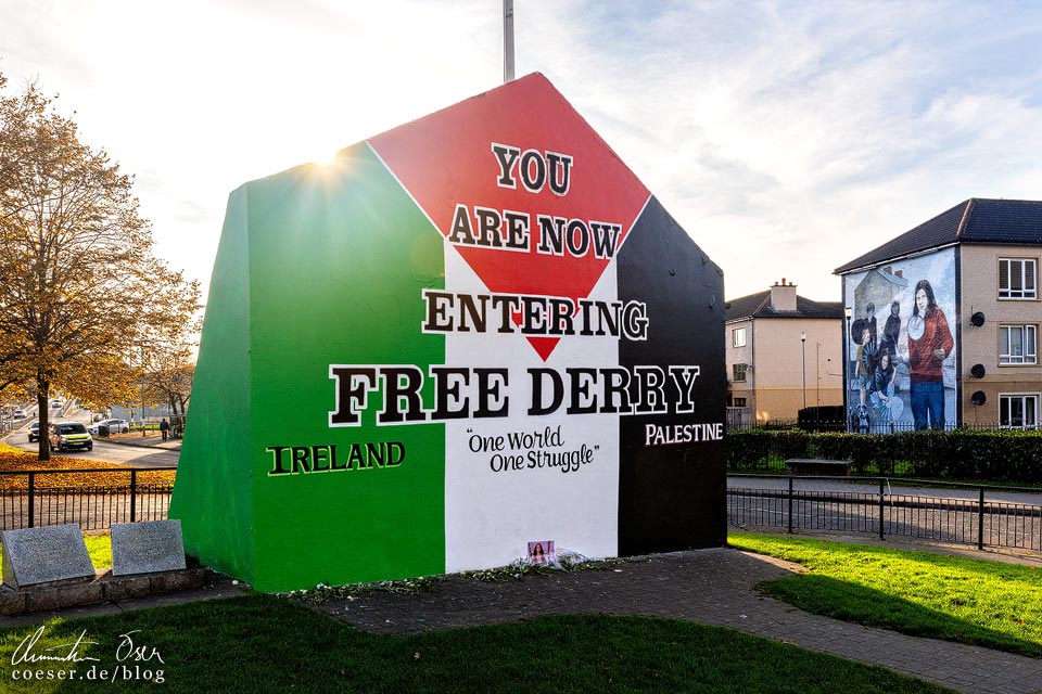 Das Mural Free Derry Corner in Derry/Londonderry, Nordirland