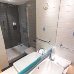 Bad im Doppelzimmer im Hotel Holiday Inn Express Derry - Londonderry