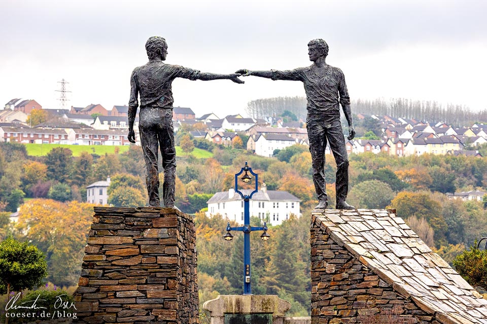 Statue "Hands Across the Divide" in Derry/Londonderry, Nordirland