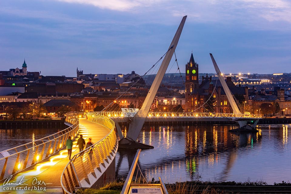 Die Peace Bridge in Derry/Londonderry, Nordirland