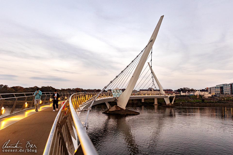 Die Peace Bridge in Derry/Londonderry, Nordirland