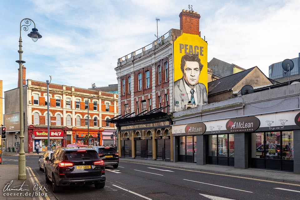 Mural zeigt John Hume und den Schriftzug Peace in Derry/Londonderry, Nordirland