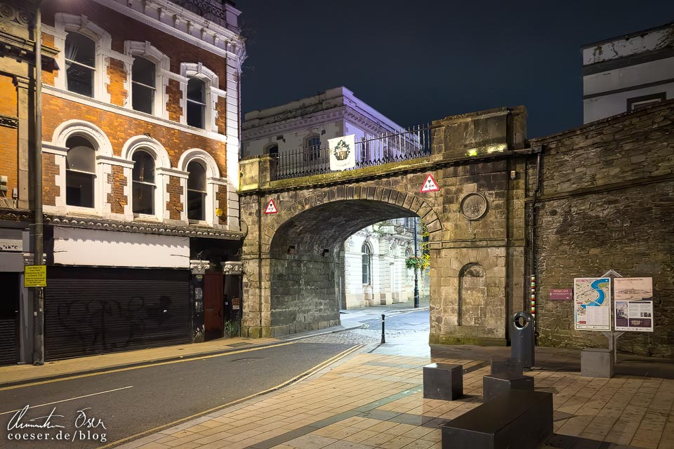 Stadttor Shipquay Gate an der Stadtmauer von Derry/Londonderry, Nordirland
