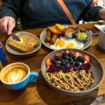 Frühstück mit vegetarischem Irish Breakfast und Granola im The Scullery Cafe in Derry, Nordirland