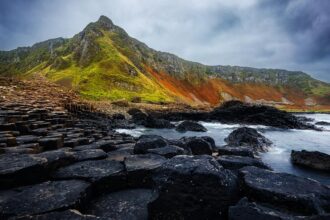 Giant's Causeway während eines Roadtrip auf der Causeway Coastal Route in Nordirland