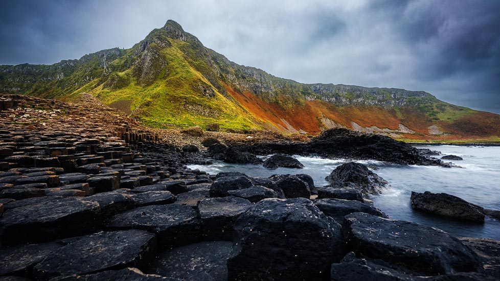 Giant's Causeway während eines Roadtrip auf der Causeway Coastal Route in Nordirland